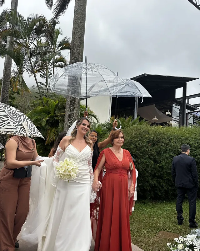 A noiva chegando para a cerimônia
