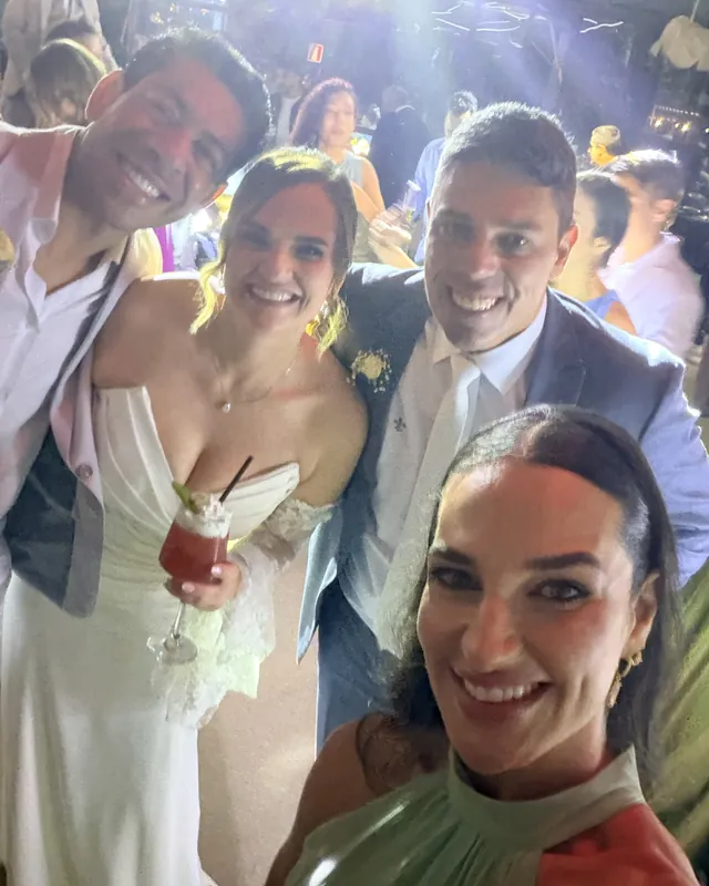 Selfie dos noivos com convidados na festa